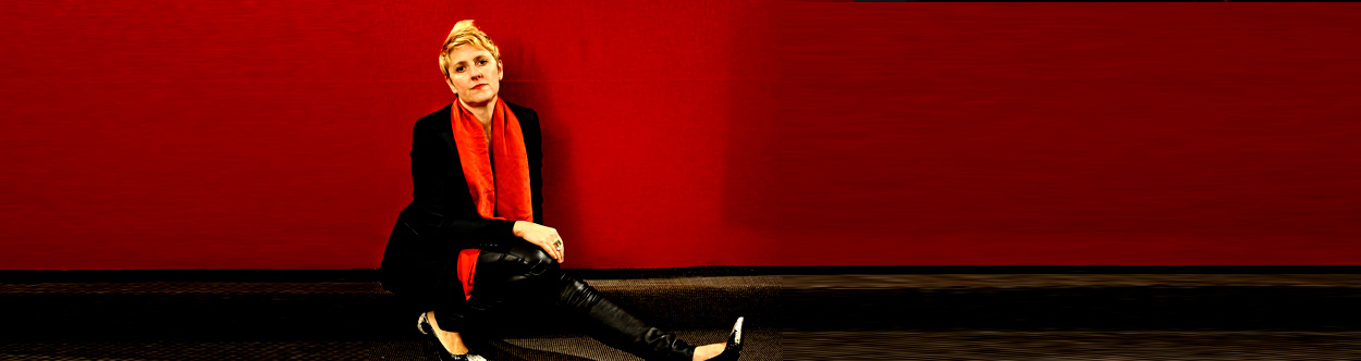 sonia devant un mur rouge